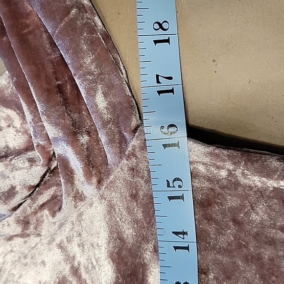 Dresscode LA, Size Unknown Dusty Rose Crushed Velvet Long Sleeve Top - Picture 6 of 9